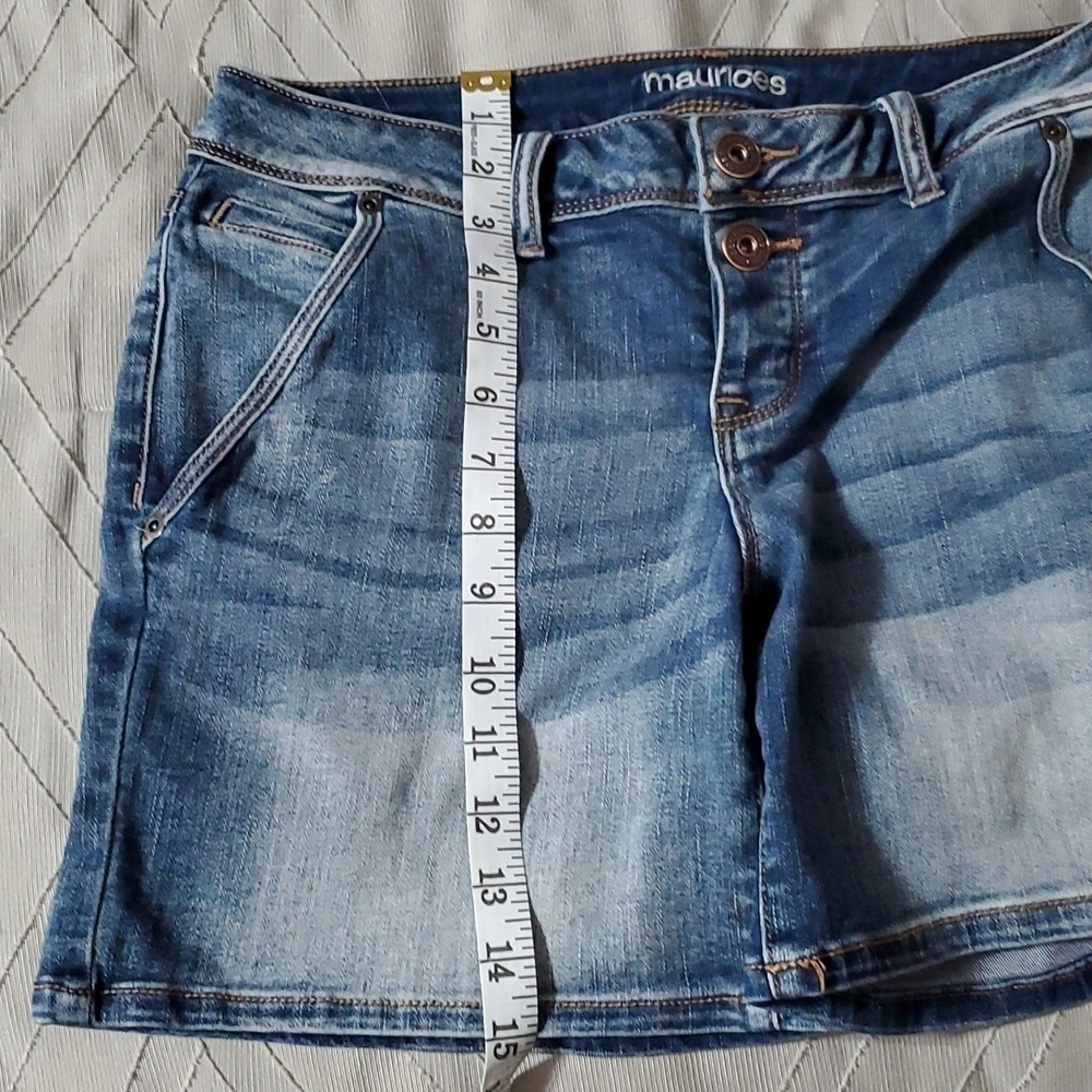 EUC Maurices Women's Button Fly 5 Pocket Medium Wash Blue Jean Shorts Size 5/6 - Picture 9 of 12